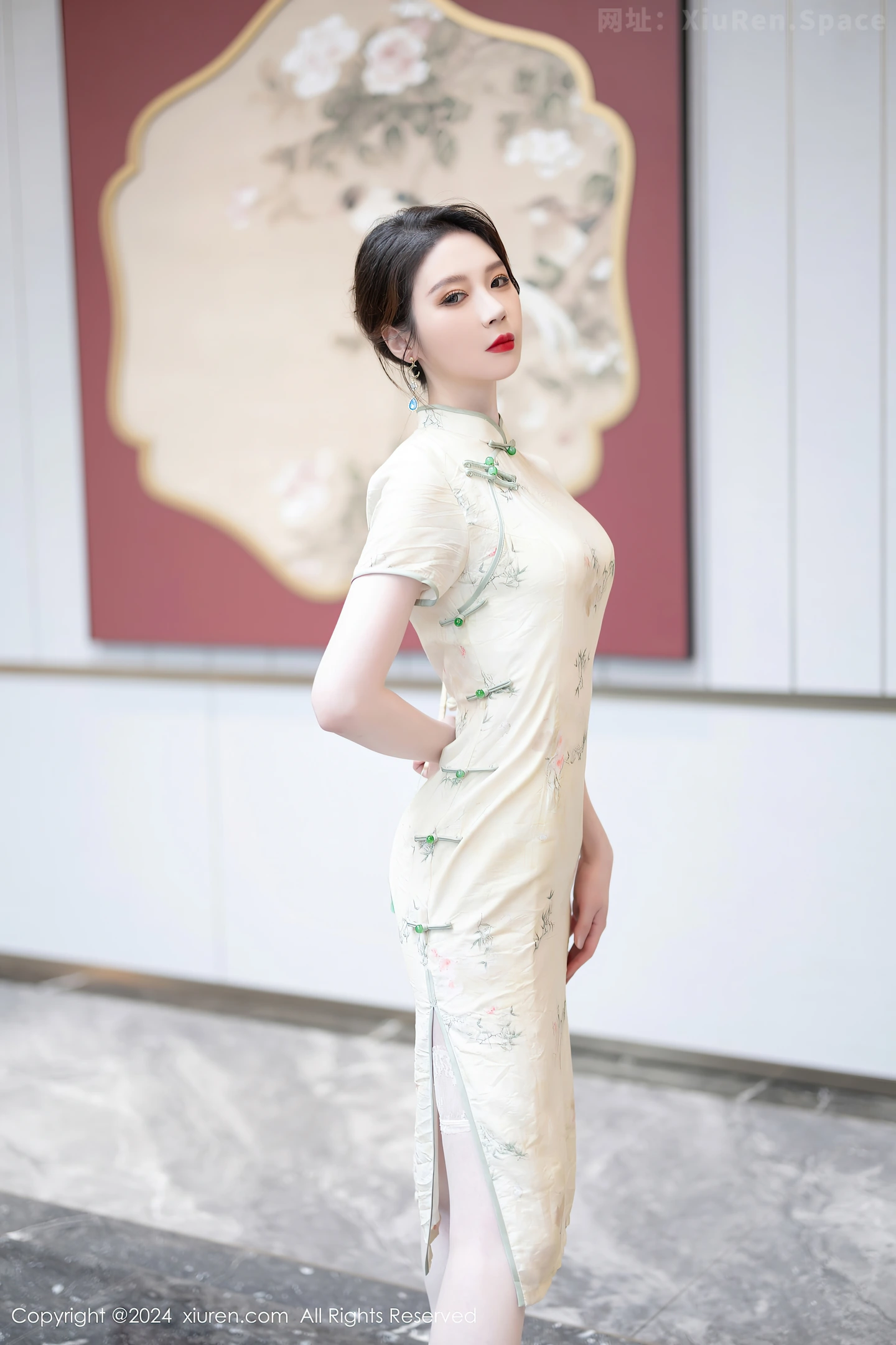 图片[4]-[XiuRen秀人网]VOL.8497 模特梦心玥性感浅黄色旗袍配肉丝吊袜秀高挑曼妙身姿诱惑写真83P-秀人网官方网站